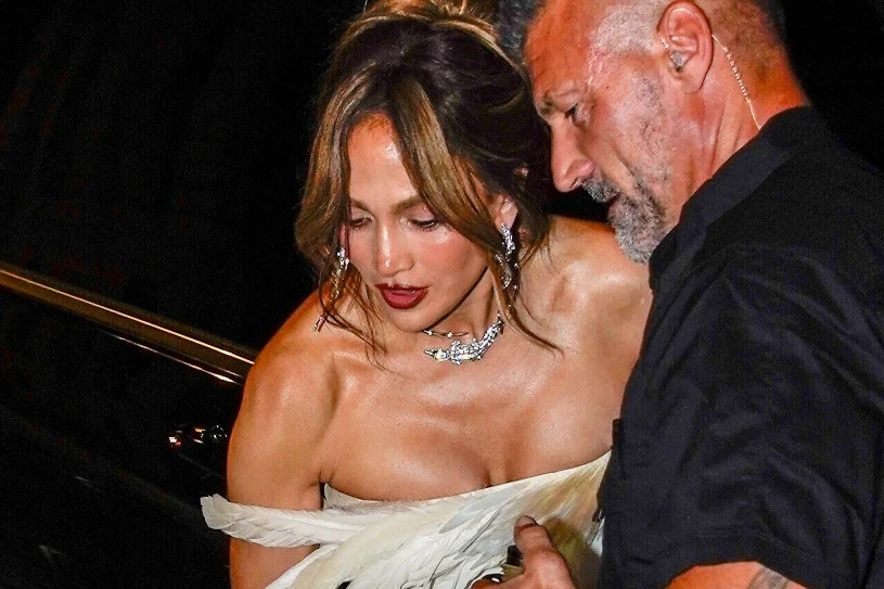 Jennifer Lopez w kreacji Stéphane'a Rollanda. Monumentalna sylwetka zachwyciła Paryż