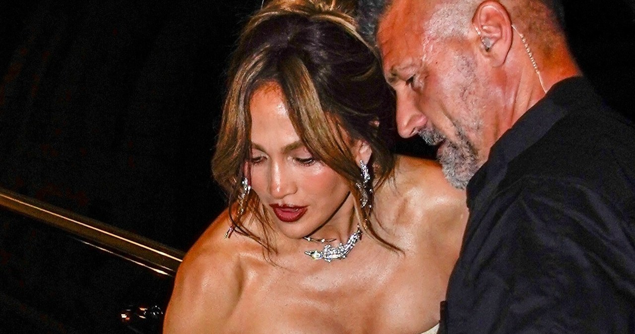 Jennifer Lopez w kreacji Stéphane'a Rollanda. Monumentalna sylwetka zachwyciła Paryż