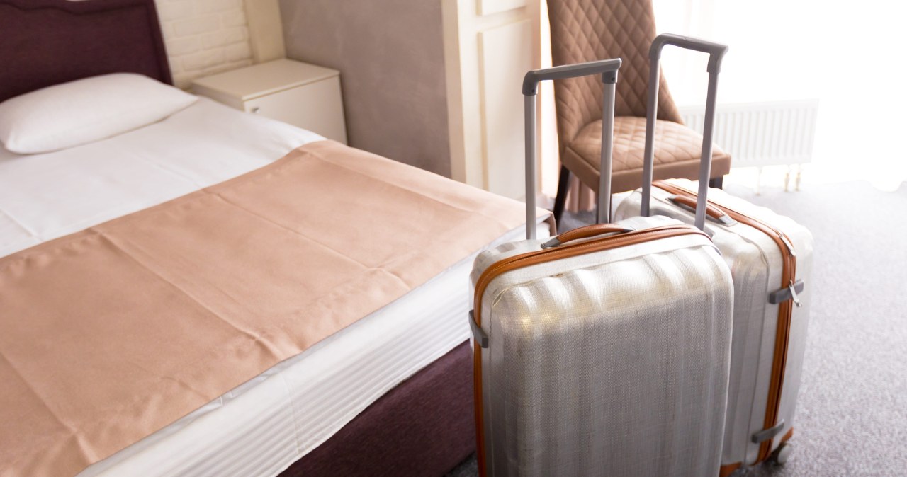Po wejściu do hotelu stawiam walizkę pod prysznicem. Ratuje mi to wakacje