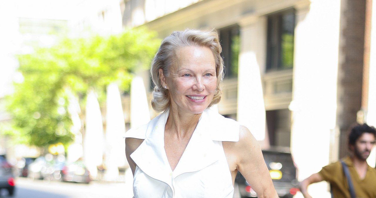 Pamela Anderson pokazuje, jak nosić białą sukienkę i masełkową żółć latem 2025