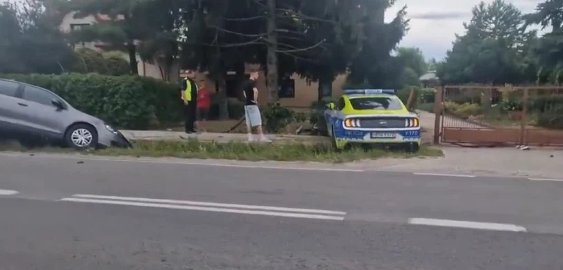 Kolizja z policyjnym Mustangiem. Radiowóz rozbity pod Radomiem