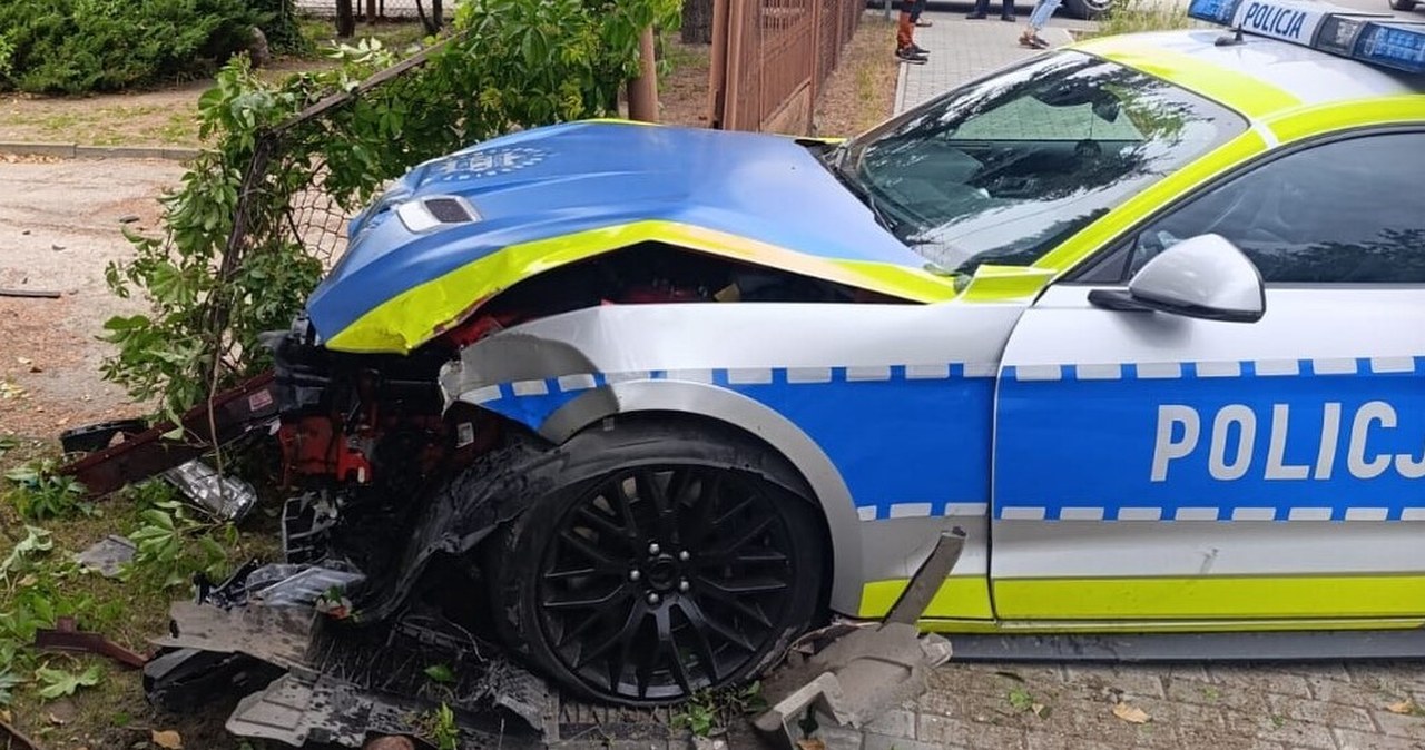 Policyjny Mustang rozbity. Wcześniej policja zabrała go pijanemu kierowcy
