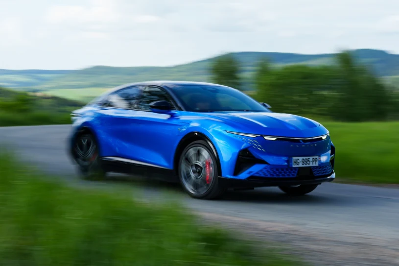 Nowy elektryk ma 3 silniki, 400 KM i 557 km zasięgu. Jeździ lepiej niż Macan