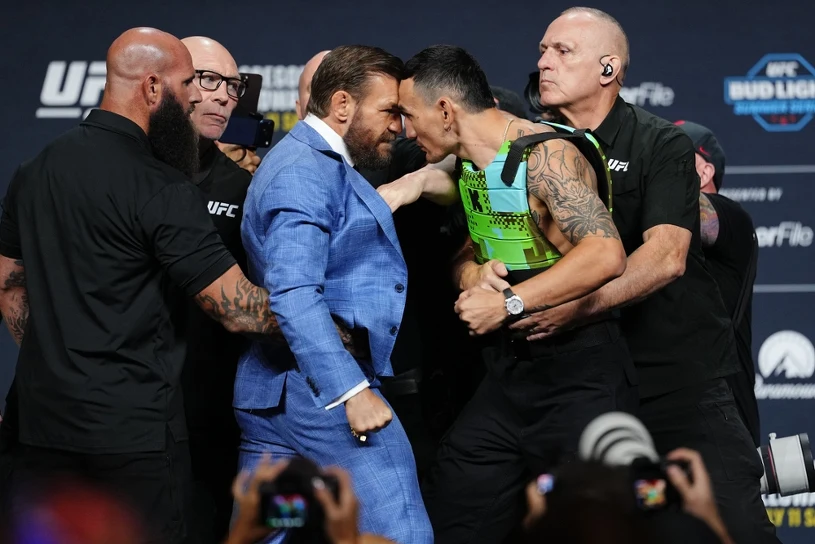 Zawrzało przed walką McGregora. Uderzył rywala, musiała wkroczyć ochrona