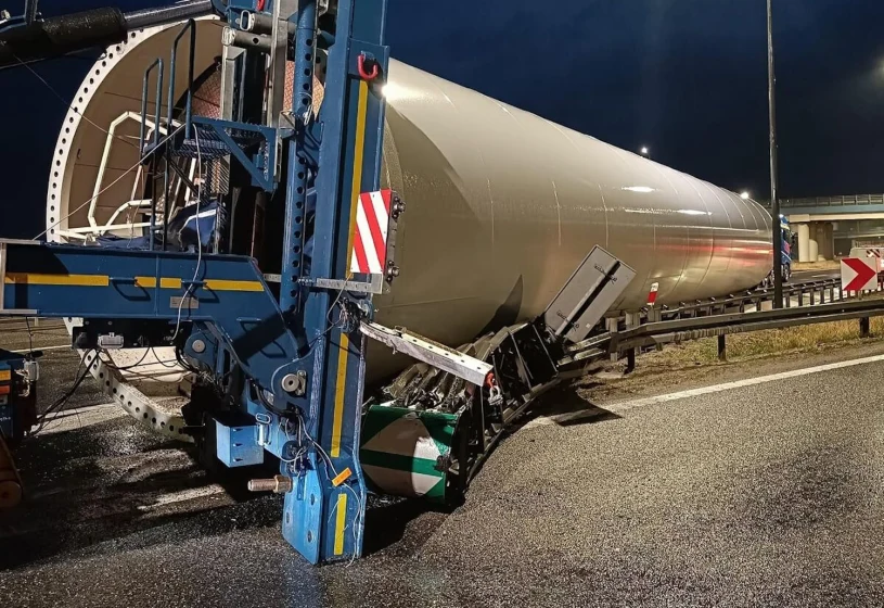 Potężne utrudnienia na A4. Turbina wiatrowa spadła z ciężarówki