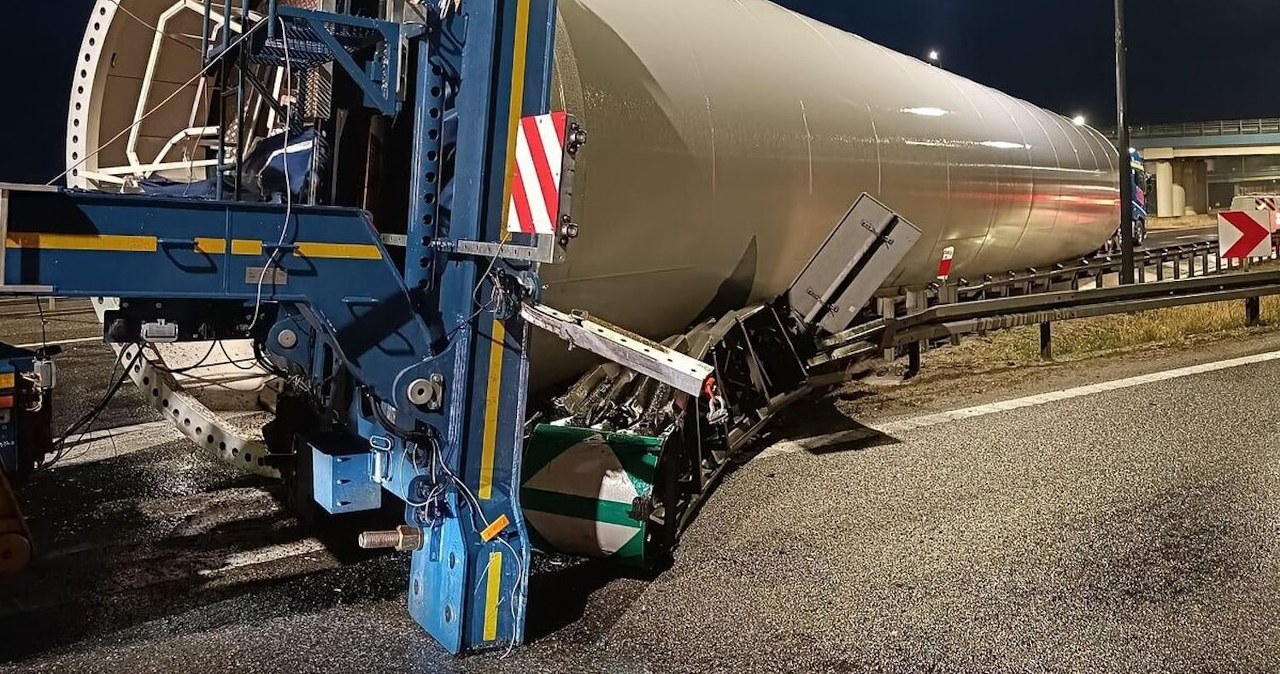 Potężne utrudnienia na A4. Turbina wiatrowa spadła z ciężarówki