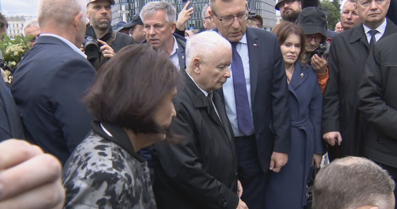 Awantura na miesięcznicy smoleńskiej. Jarosław Kaczyński dyskutował z policją Awantura na miesięcznicy smoleńskiej. Jarosław Kaczyński dyskutował z policją