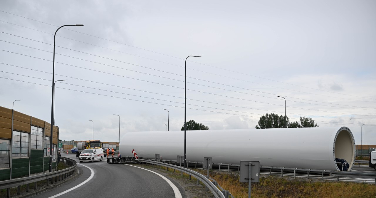 Autostrada A4. Wielogodzinne utrudnienia. Część turbiny wiatrowej na jezdni Autostrada A4. Wielogodzinne utrudnienia. Część turbiny wiatrowej na jezdni