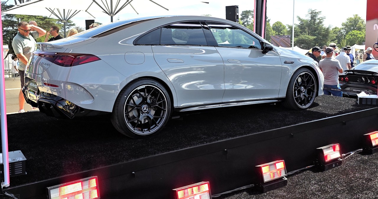 Mercedes-AMG CLA 45 4MATIC+ ma kosmiczną moc i może udawać auto spalinowe