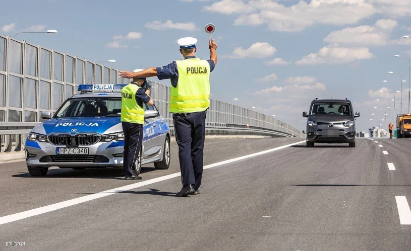 Kierowca przekroczył prędkość o 10 km/h. Czy policjant wlepi mandat?