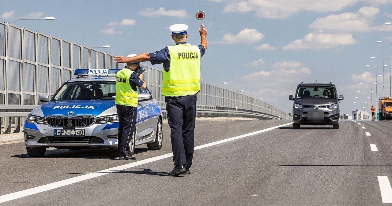 Kierowca przekroczył prędkość o 10 km/h. Czy policjant wlepi mandat?
