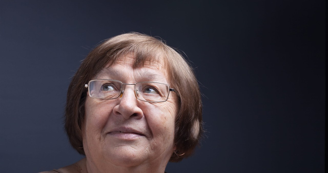 Po 60. roku życia postaw na te kolory włosów. Optycznie ukrywają zmarszczki