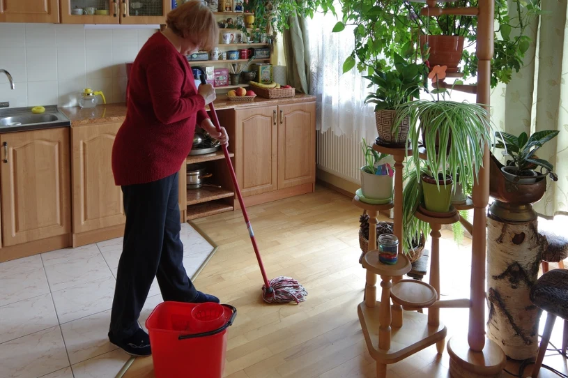 Jak dbać o parkiet, by nie rysował się i błyszczał latami