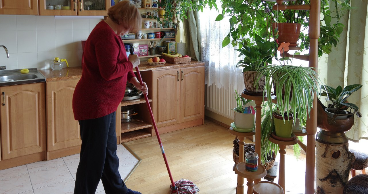 Masz parkiet w domu? Pamiętaj o tych trikach, a podłoga będzie błyszczeć