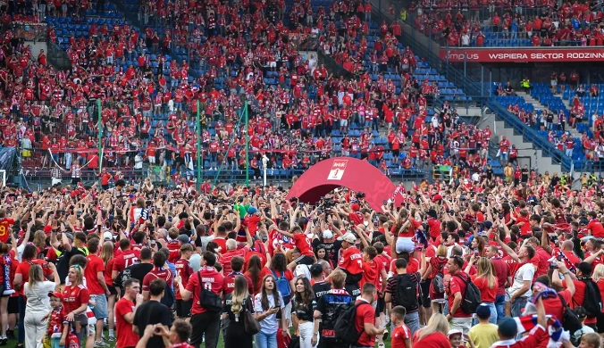 Gorąco między kibicami Wisły Kraków. Prezes zabrał głos