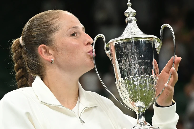 Ostapenko wygrała Wimbledon w deblu i ma wielkoszlemowe tytuły na wszystkich nawierzchniach