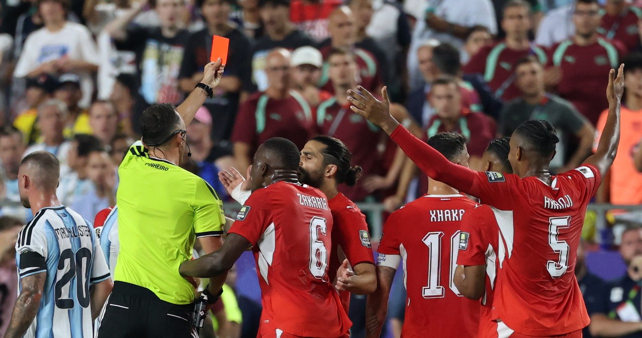 Niebywałe obrazki w ćwierćfinale. Czerwona kartka to był dopiero początek