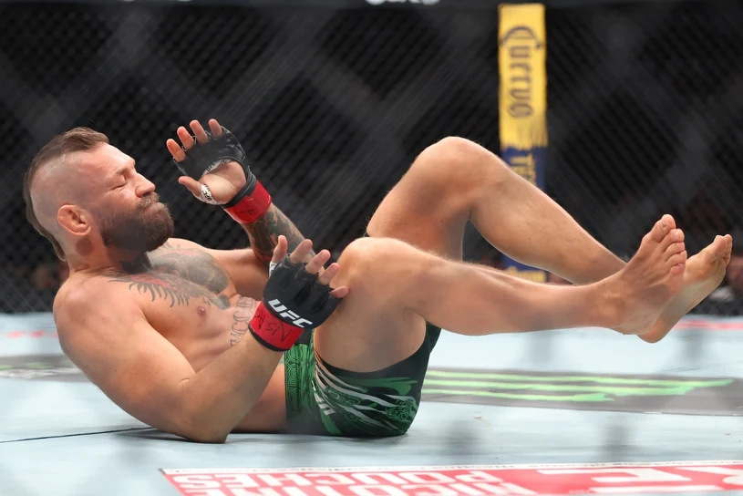 McGregor wrócił do UFC po 5 latach i przegrał z Hollowayem na UFC 329
