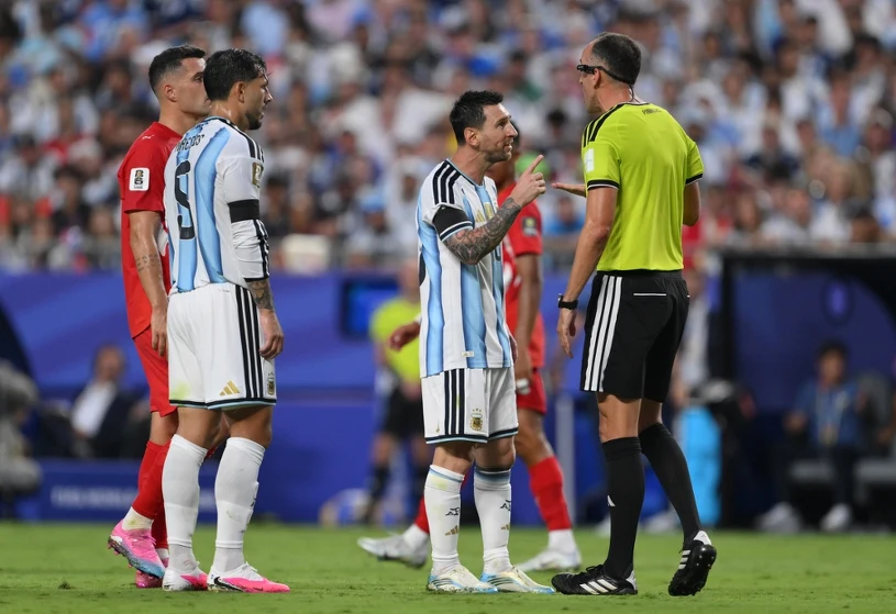 Messi skonfrontował się z sędzią Pinheiro po meczu Argentyna–Szwajcaria 3:1