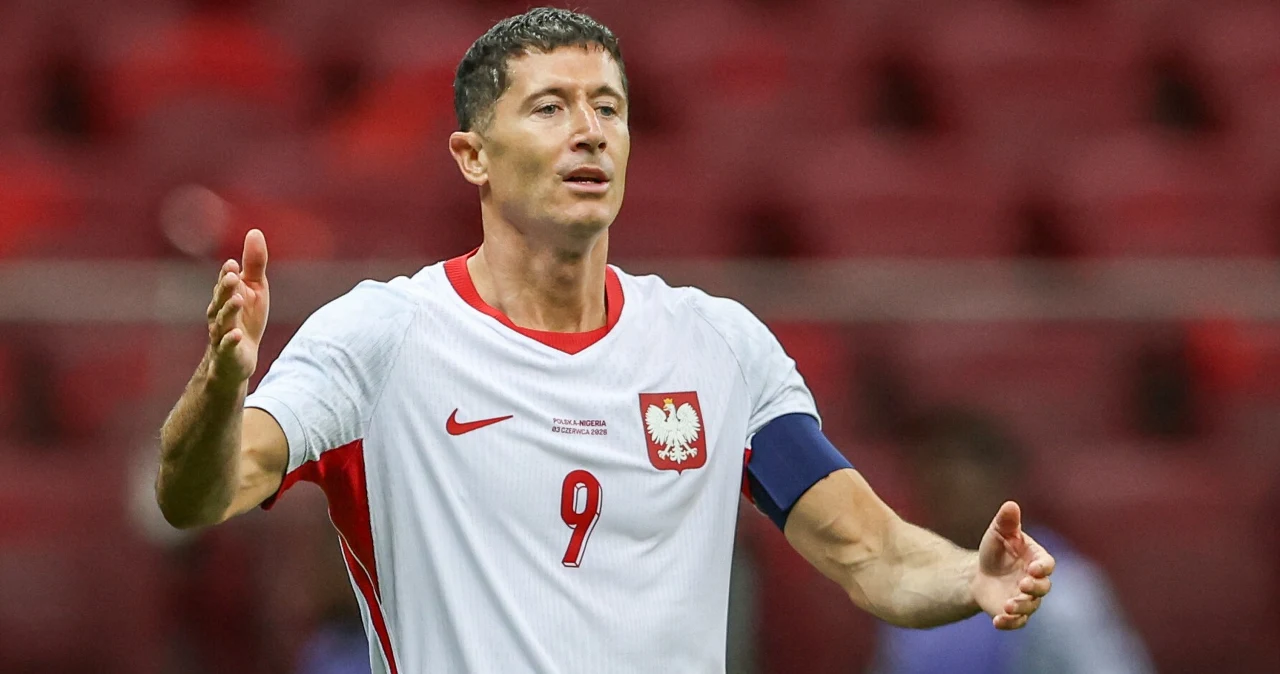 Zdjęcie do aktualności: Lewandowski przyleciał do Warszawy. Sceny pod jednym z hoteli