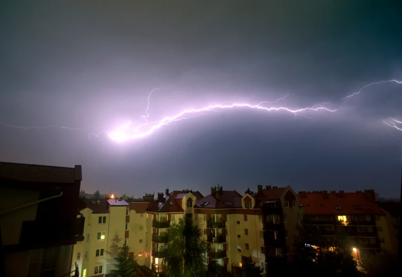 Więcej stopni, mniej widzialności. Po porannych mgłach nadciągną burze