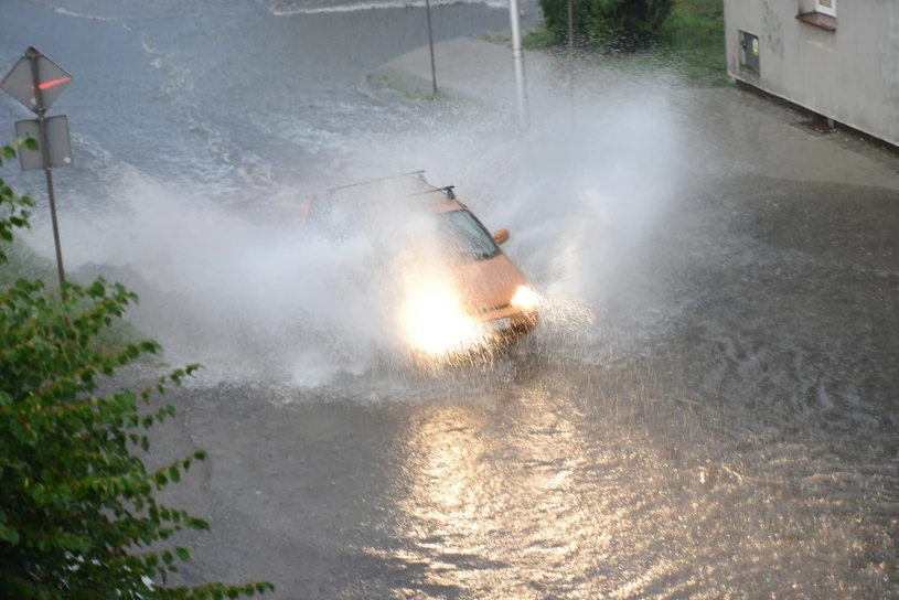 Instytut Meteorologii ostrzega przed intensywnymi opadami na wschodu