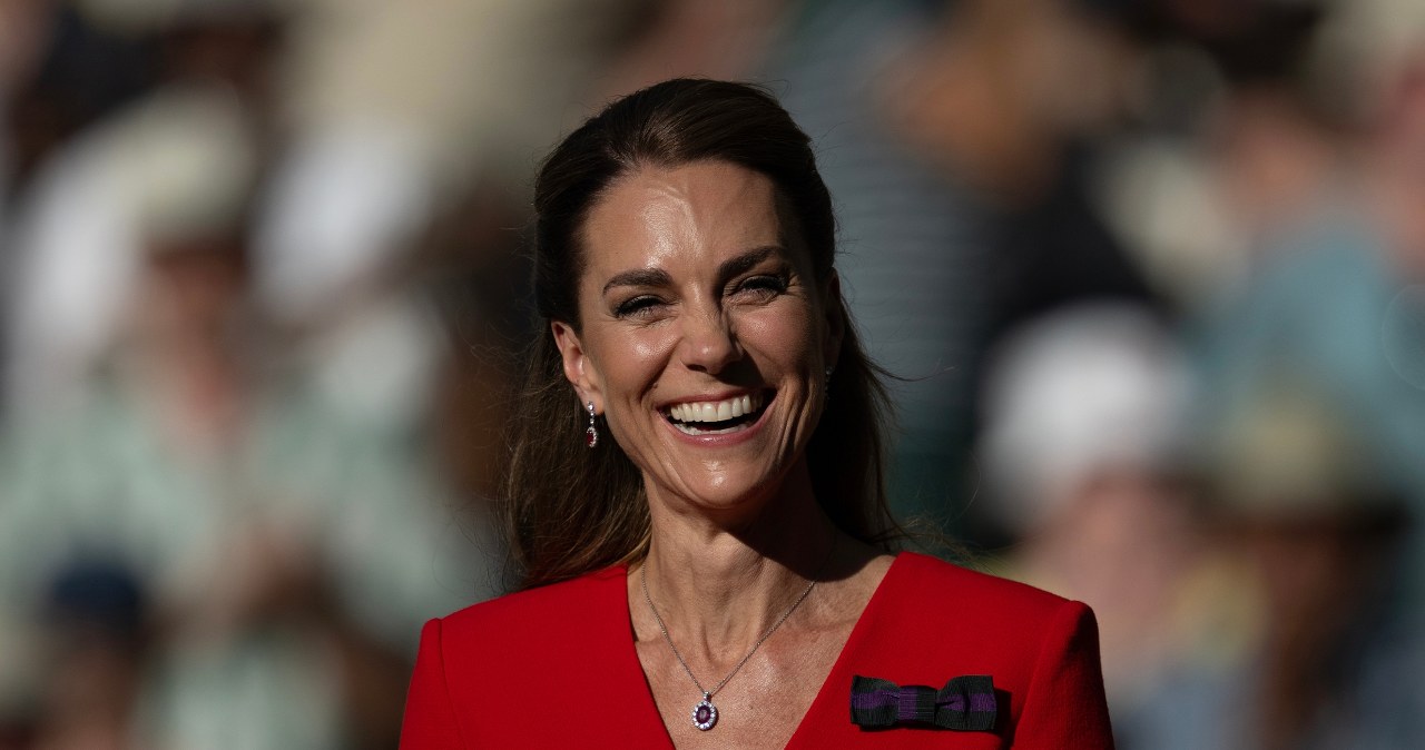 Kate Middleton w czerwieni na Wimbledonie. To elegancka kreacja od Rolanda Moureta