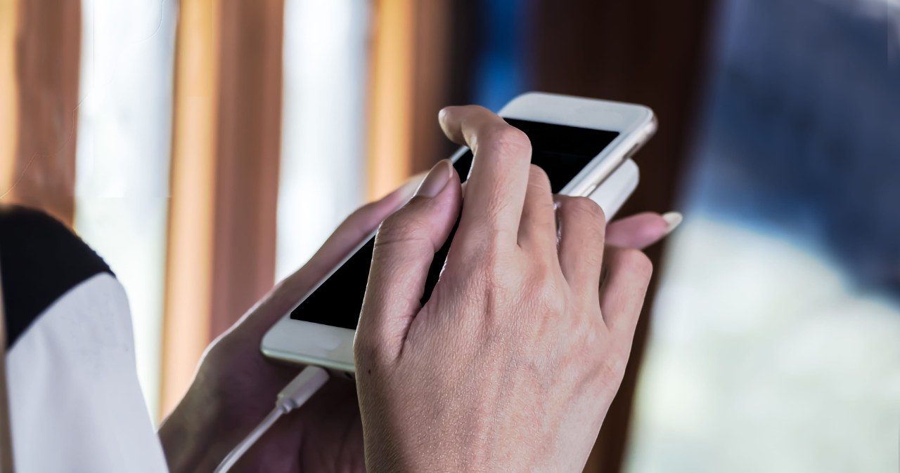 Używasz telefonu podczas ładowania? Ekspert tłumaczy, czy to adekwatne
