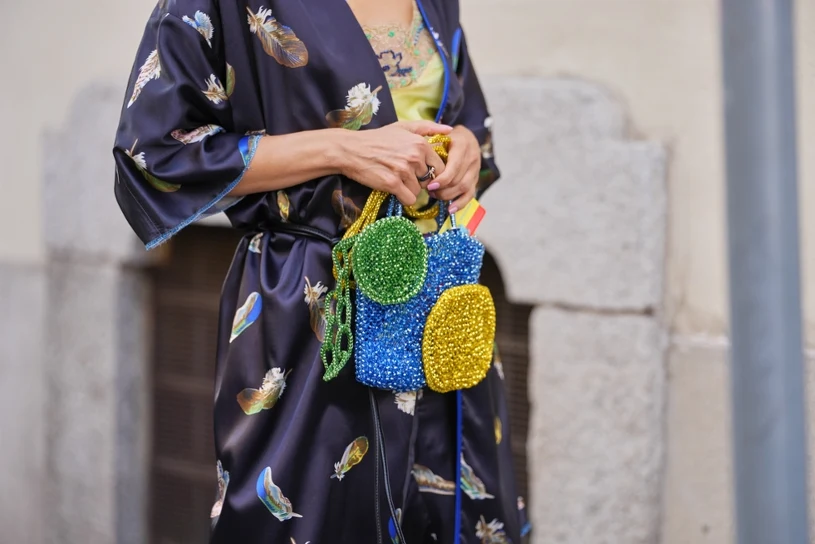Odmieni letni look. Jak stylizować kimono? Najlepsze pomysły na wakacje