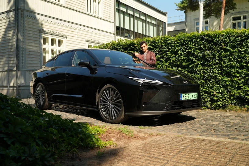 Lexus ES stał się większy i szybszy. Waży 2,2 tony, robi setkę w 5,5 s