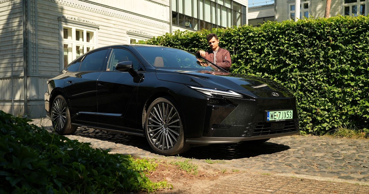 Lexus ES stał się większy i szybszy. Waży 2,2 tony, robi setkę w 5,5 s