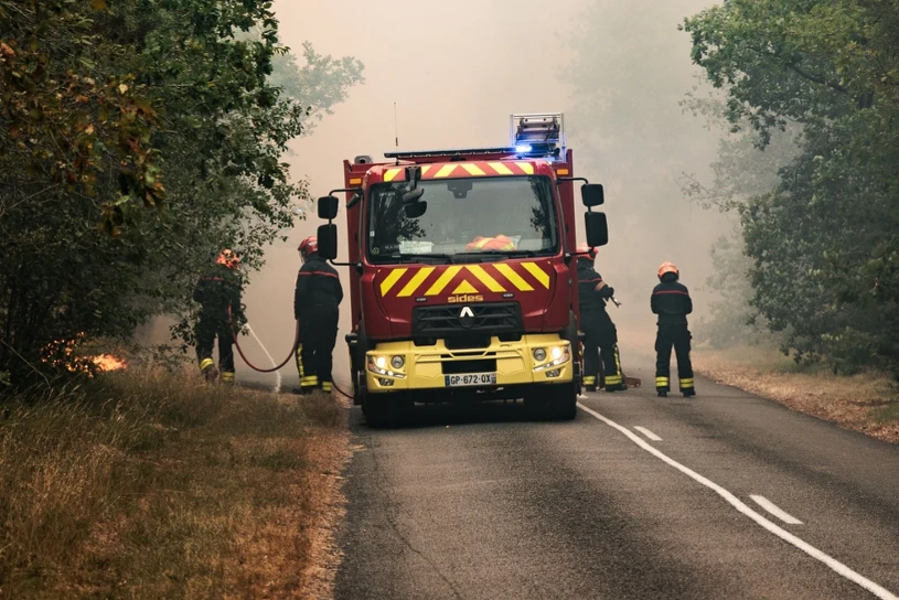 Akcja służb po pożarze we Francji. Wśród zatrzymanych strażak ochotnik