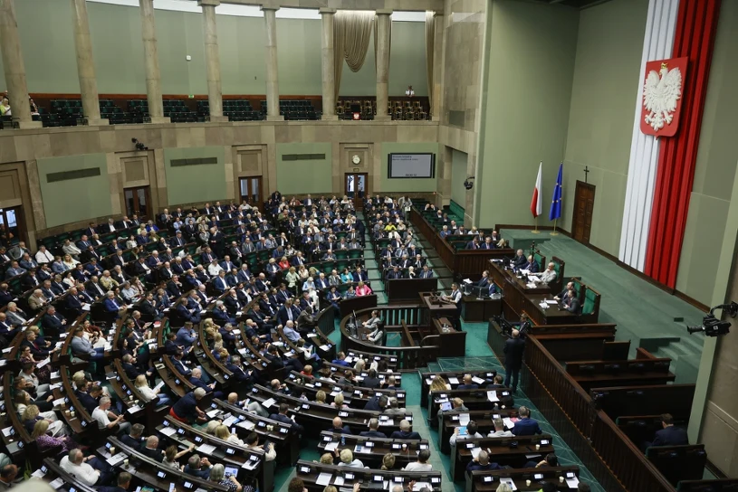 Największe partie z problemami, potężna fala na prawicy. Nowy sondaż