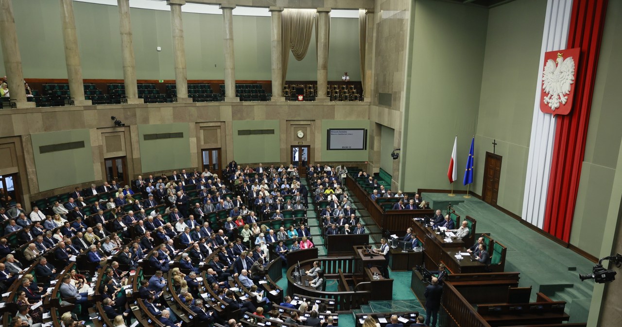 Największe partie z problemami, potężna fala na prawicy. Nowy sondaż