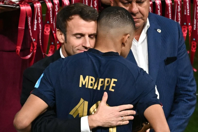 Francja poległa w hicie, Macron zareagował. Te słowa poszły w świat