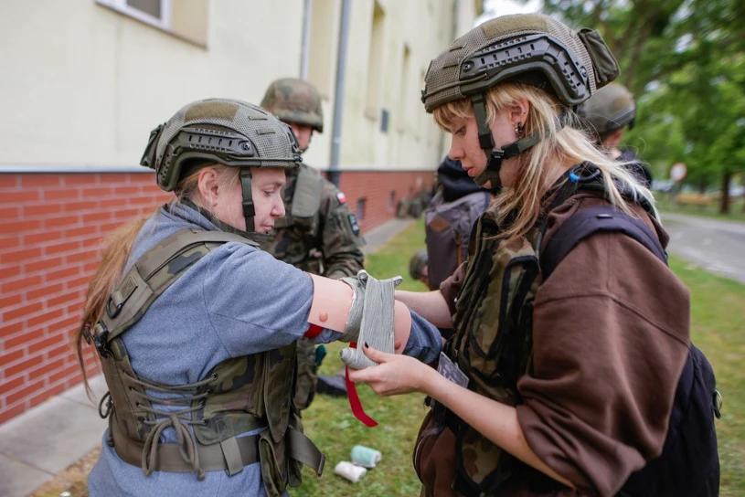 Młodzi mężczyźni najgłośniej domagają się wojskowego poboru kobiet w Polsce