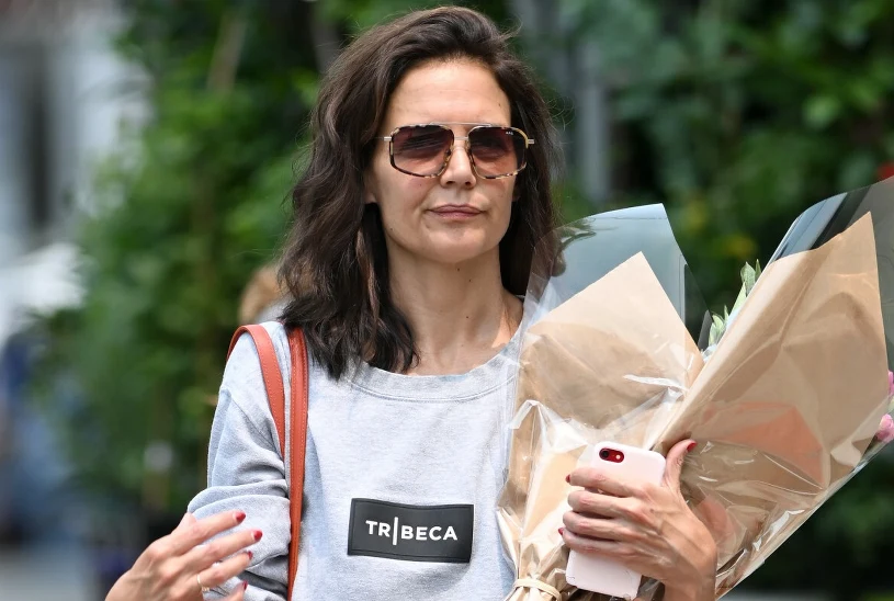 Tak ubrana wyszła na ulicę. Katie Holmes od razu skradła show
