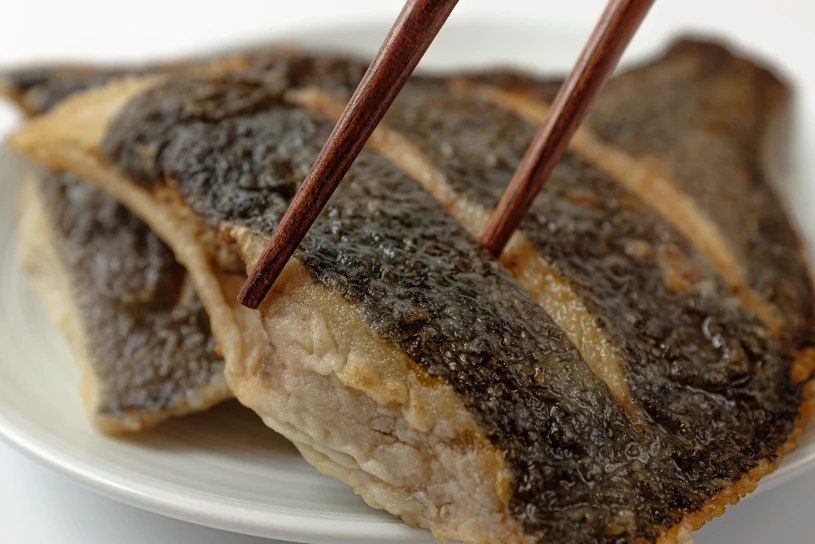 Skóra z ryby: bogate źródło kolagenu i omega-3, które większość wyrzuca
