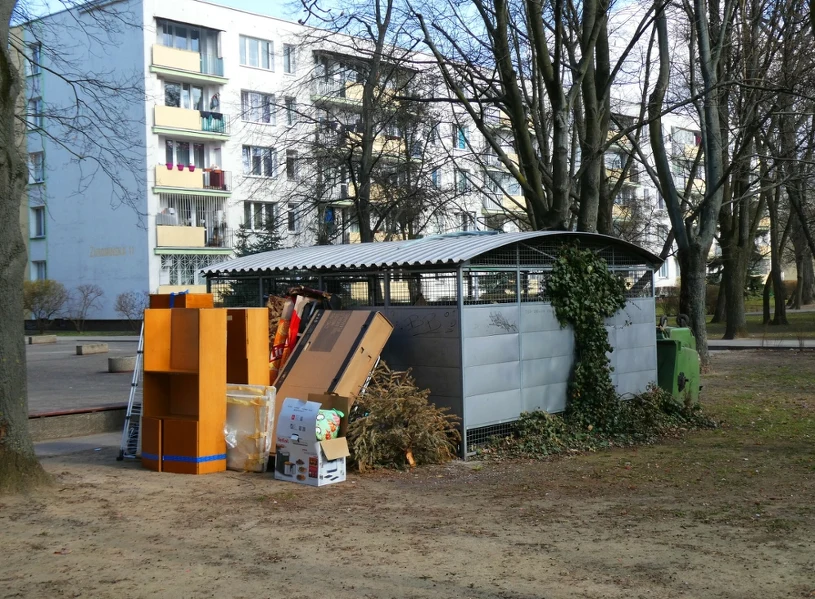 Czy zostawianie mebli przy śmietniku jest legalne? Polacy wciąż nie wiedzą