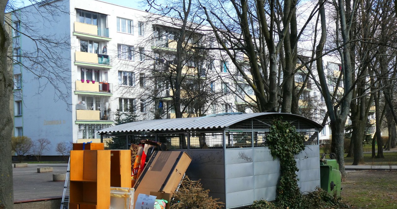 Czy zostawianie mebli przy śmietniku jest legalne? Polacy wciąż nie wiedzą