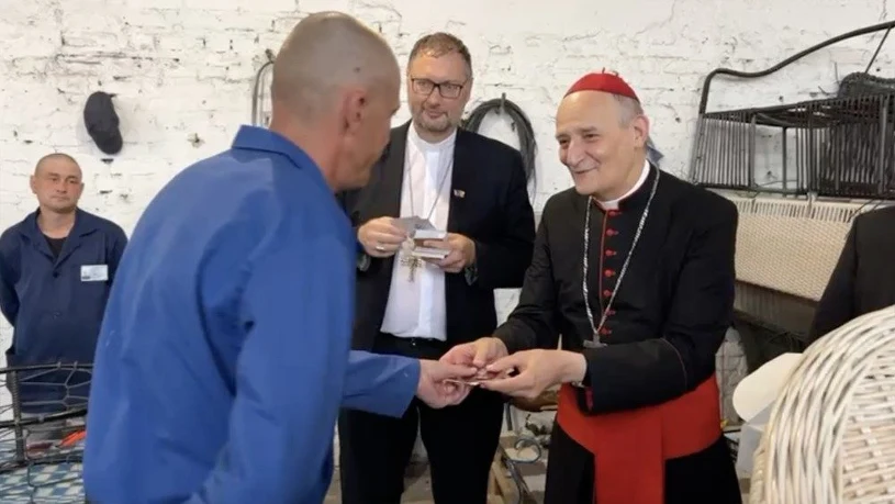 Wysłannik papieża spotkał się z rosyjskimi jeńcami. Wręczył im prezenty