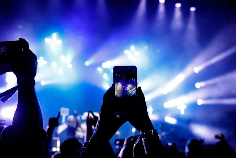 Złodzieje kradną telefony na festiwalach i wywożą je do Rumunii