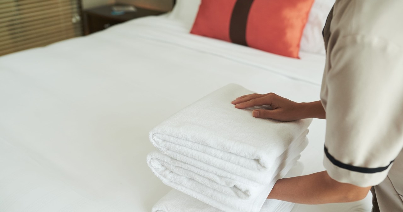 Mało kto zwraca na to uwagę w hotelu. Chodzi o kolor ręczników