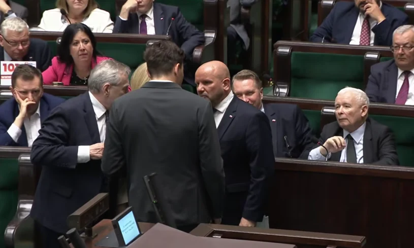 Poseł koalicji nagle podszedł do ław PiS. Miał prezent dla Czarnka