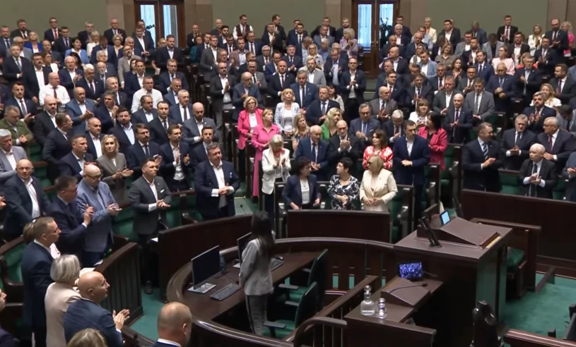 Marszałek wstał, za nim cała sala. Uchwała przyjęta przez aklamację