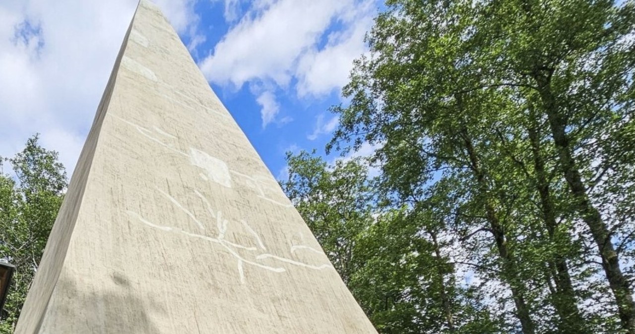 Ta piramida leży na... Mazurach. Mało kto zna jej historię