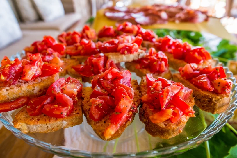 Klasyczna bruschetta z pomidorami — gotowa w kilka minut