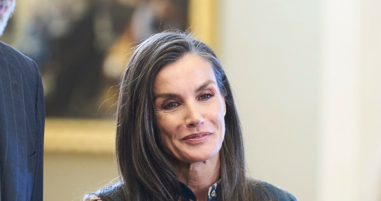 Królowa Letizia stawia na wygodę i klasę. Jej sukienka to must-have na lato