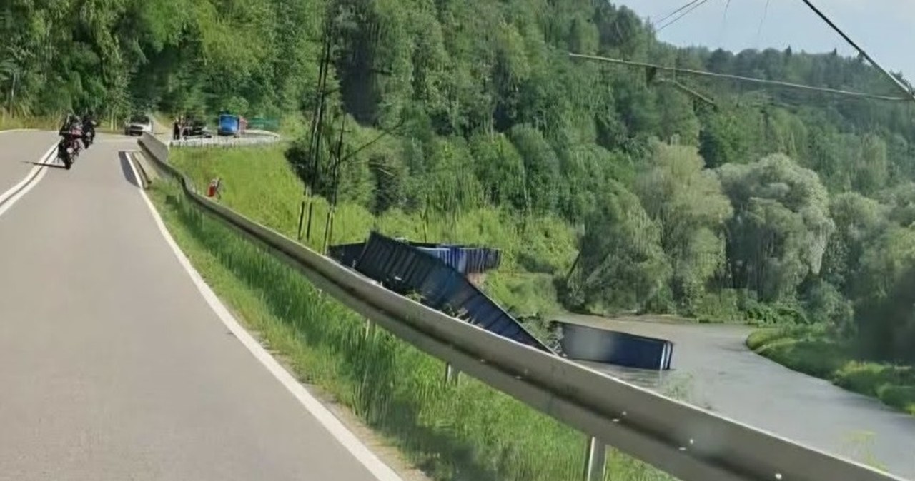 Wykolejenie pociągu w Małopolsce. Wagony wpadły do rzeki
