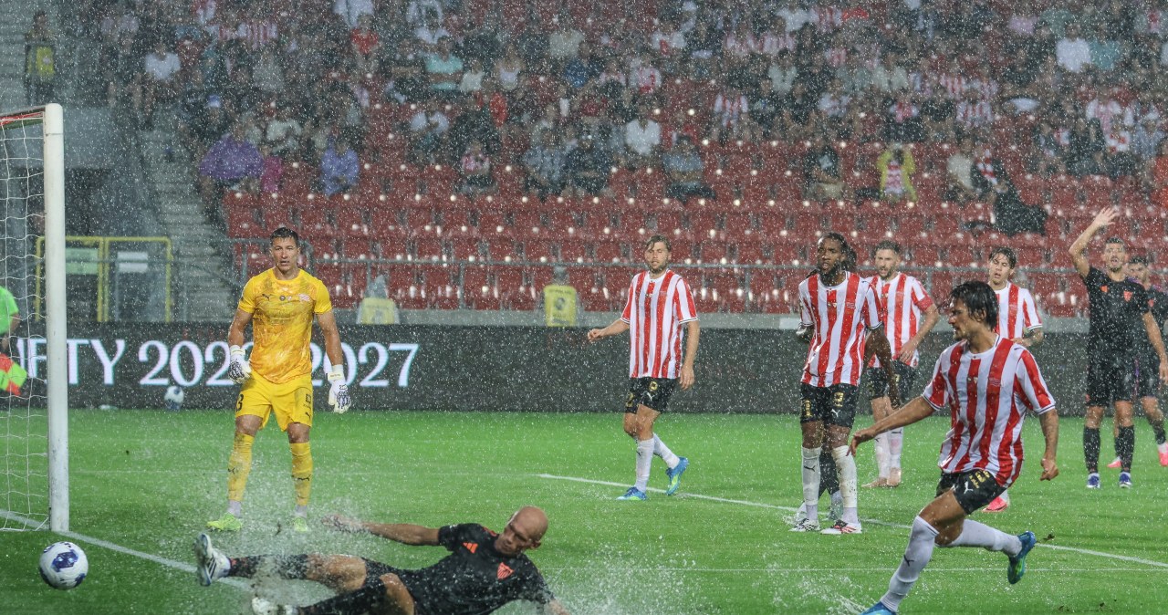 Gorąco na stadionie Cracovii. Na szczęście mecz udało się dokończyć